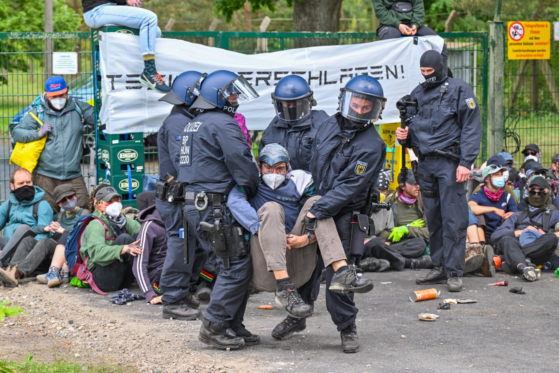 Die Polizei räumt am 10. Mai 2024 eine Blockade durch Aktivisten an der Zufahrtsstraße zum Flugplatz Neuhardenberg auf. 
