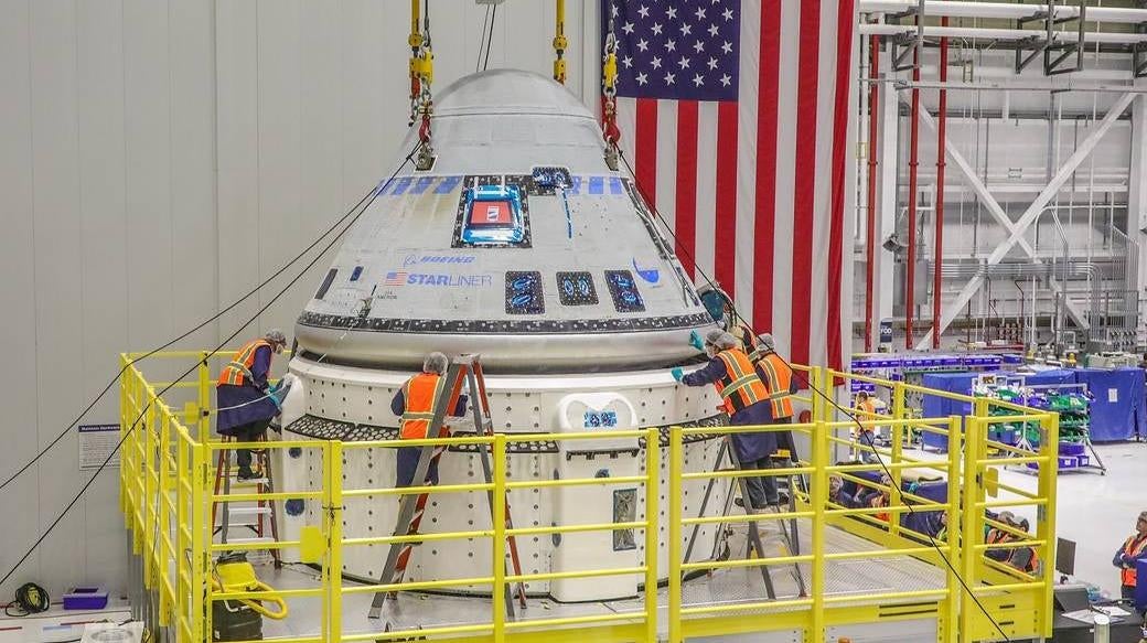 Das Team im Kennedy Space Center der NASA arbeitet daran, das Besatzungsmodul des Starliners im Januar 2023 mit seinem Servicemodul zu verbinden.