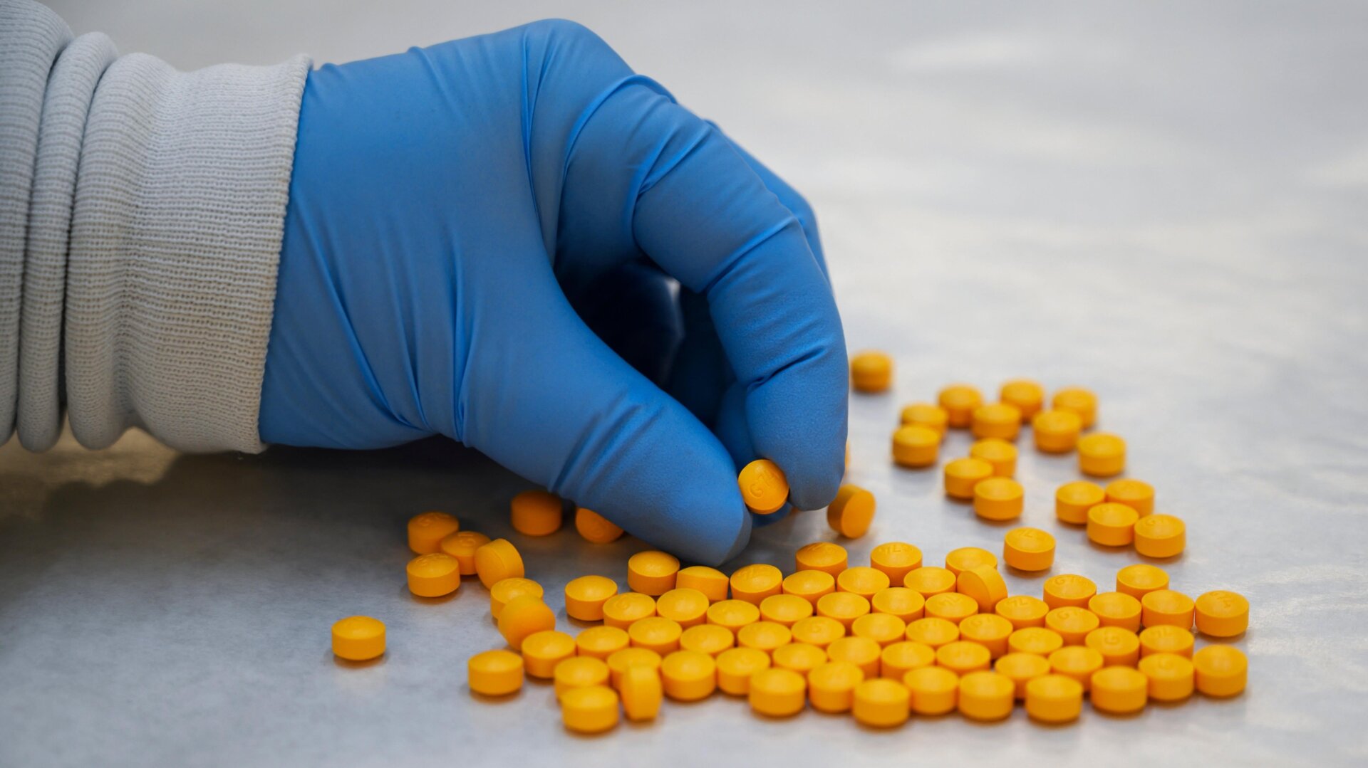 Ein Chemiker der Drug Enforcement Administration (DEA) überprüft Drogen, die angeblich Fentanyl enthalten.