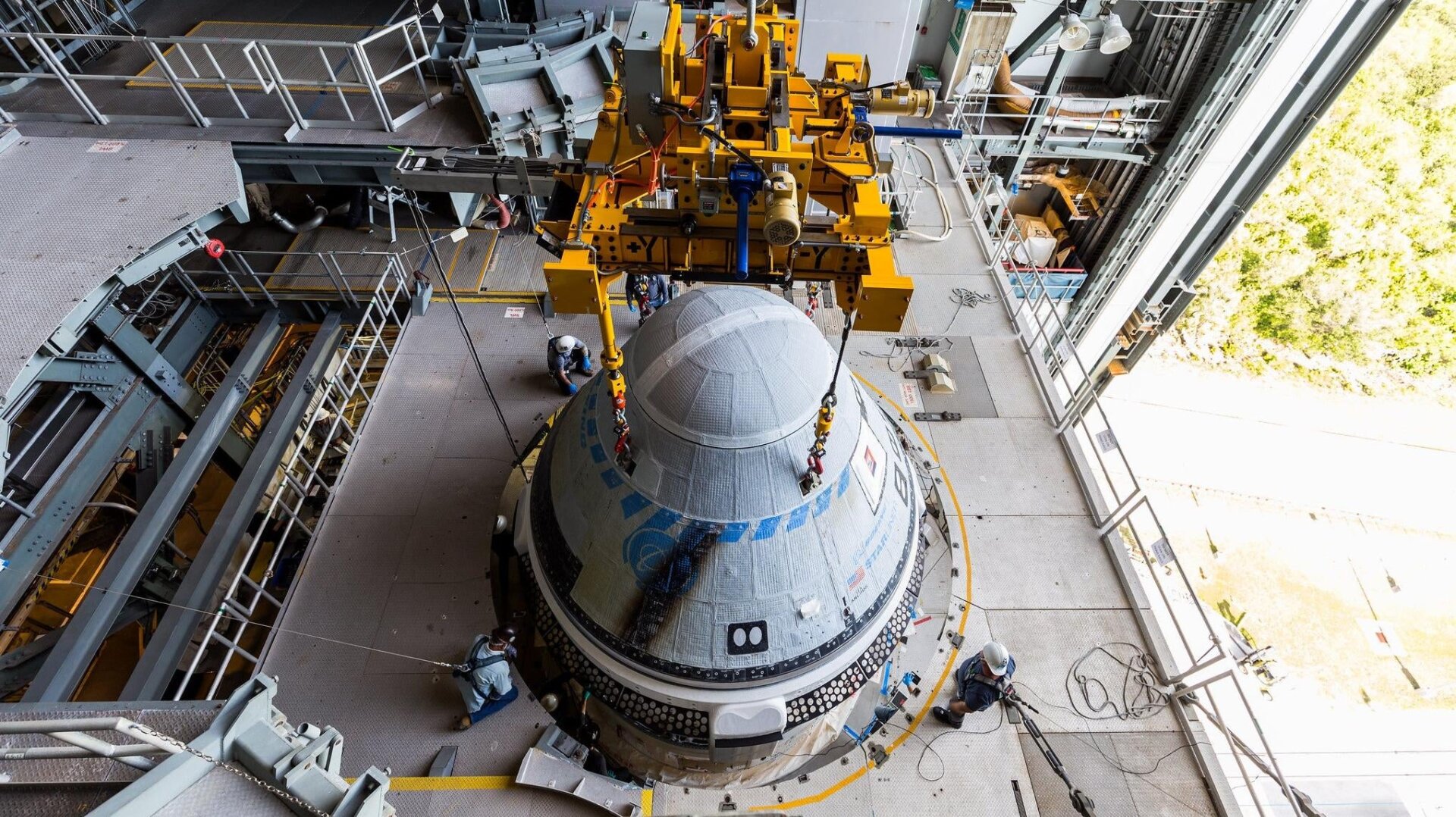 Boeings Starliner wird zur Vorbereitung auf den Crew Flight Test auf der Atlas-V-Rakete montiert.