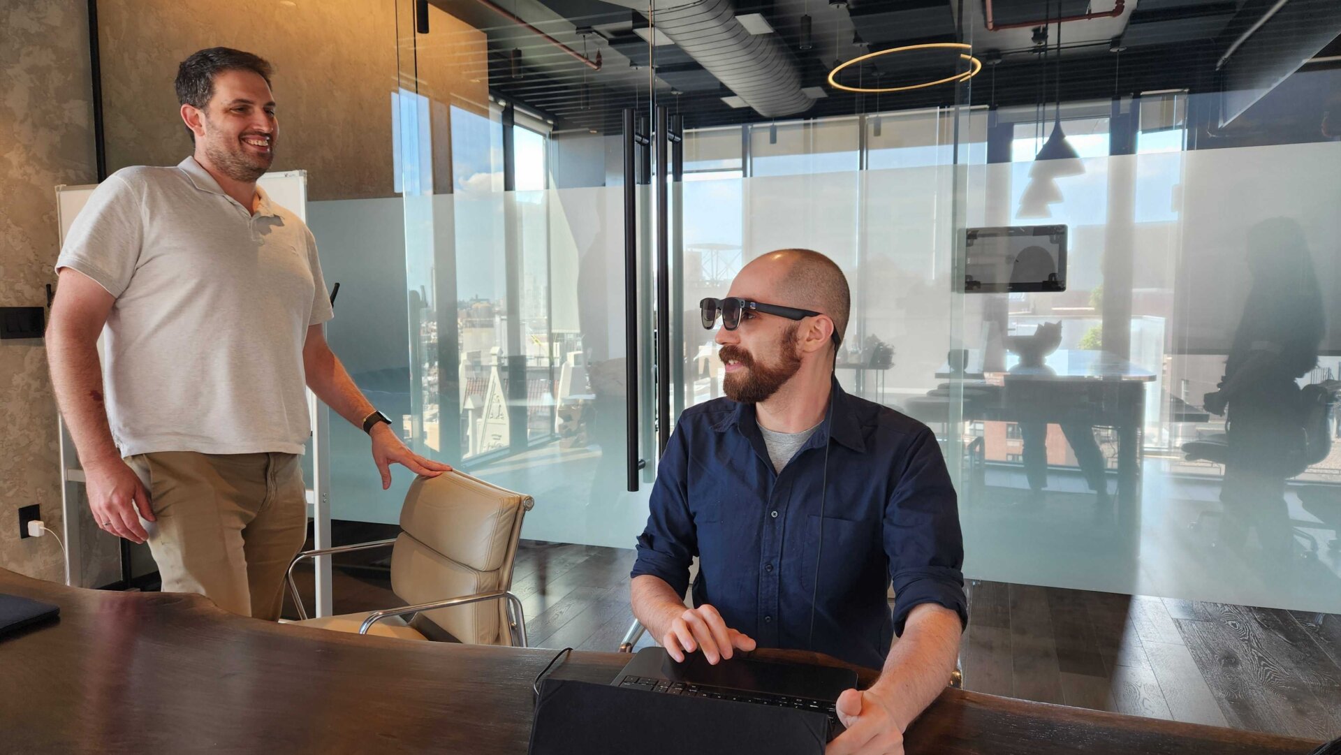 Sightful-CEO Tamir Berliner (links) sagte gegenüber Gizmodo, die AR-Brille sei so konzipiert, dass sie auch bei direkter Sonneneinstrahlung funktioniert.