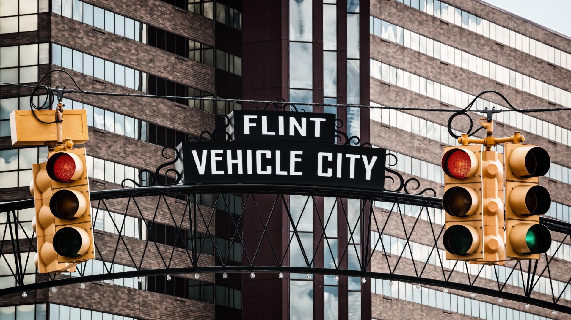 Ein Schild mit der Aufschrift „Vehicle City“ am Eingang zur Innenstadt von Flint, Michigan.