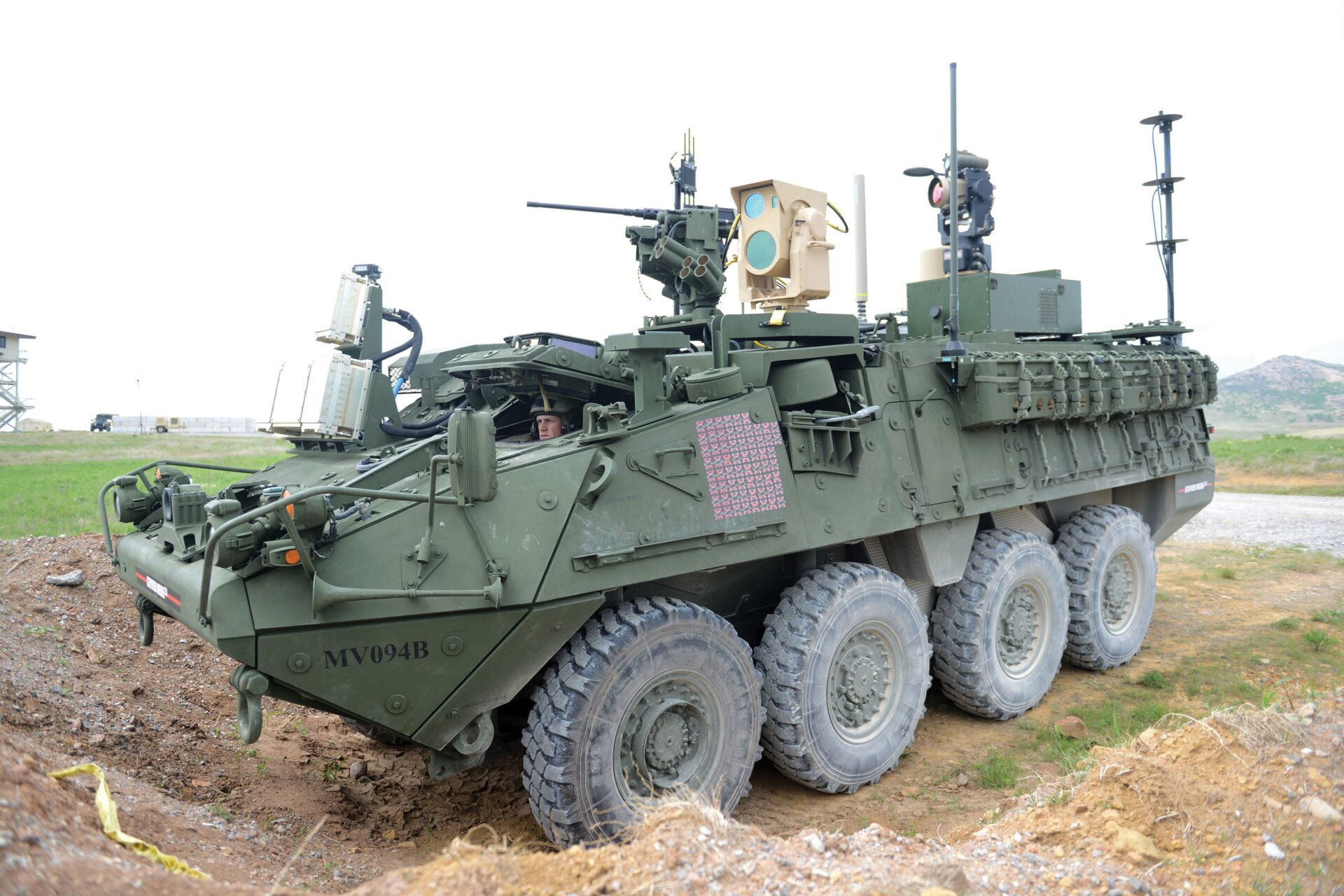 Ein mit MEHEL ausgerüsteter Stryker schoss im April 2017 während MFIX-17 in Fort Sill erstmals für die Armee kleine Starr- und Drehflügler-UAS mit einem 5-kW-Faserlaser vom Himmel. 