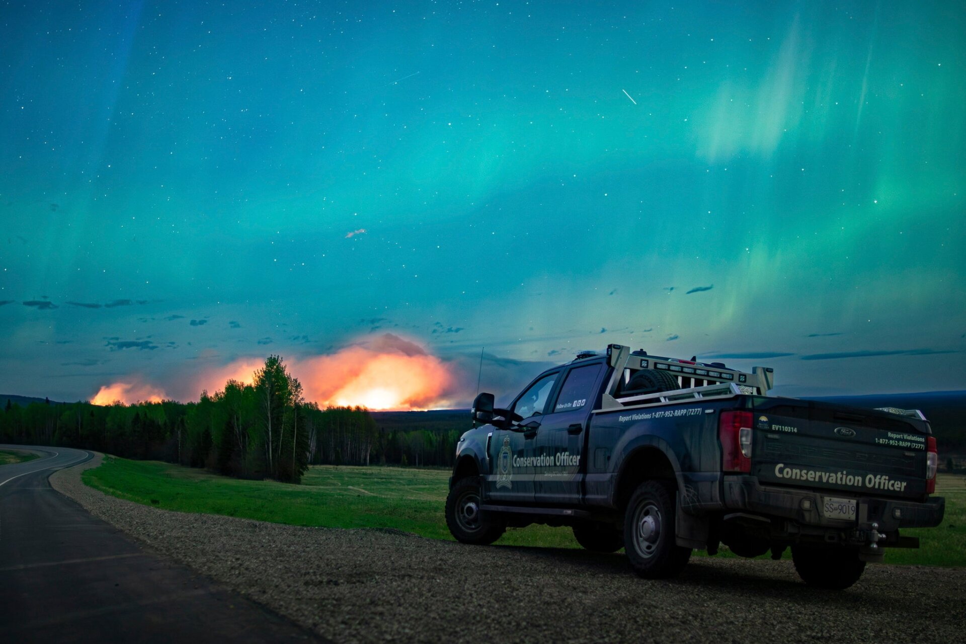Dieses vom Ministerium für Wasser, Land und Ressourcenverwaltung zur Verfügung gestellte Foto zeigt einen Waldbrand mit Polarlichtern in der Nähe von Fort Nelson, British Columbia, am Samstag, den 11. Mai 2024. 