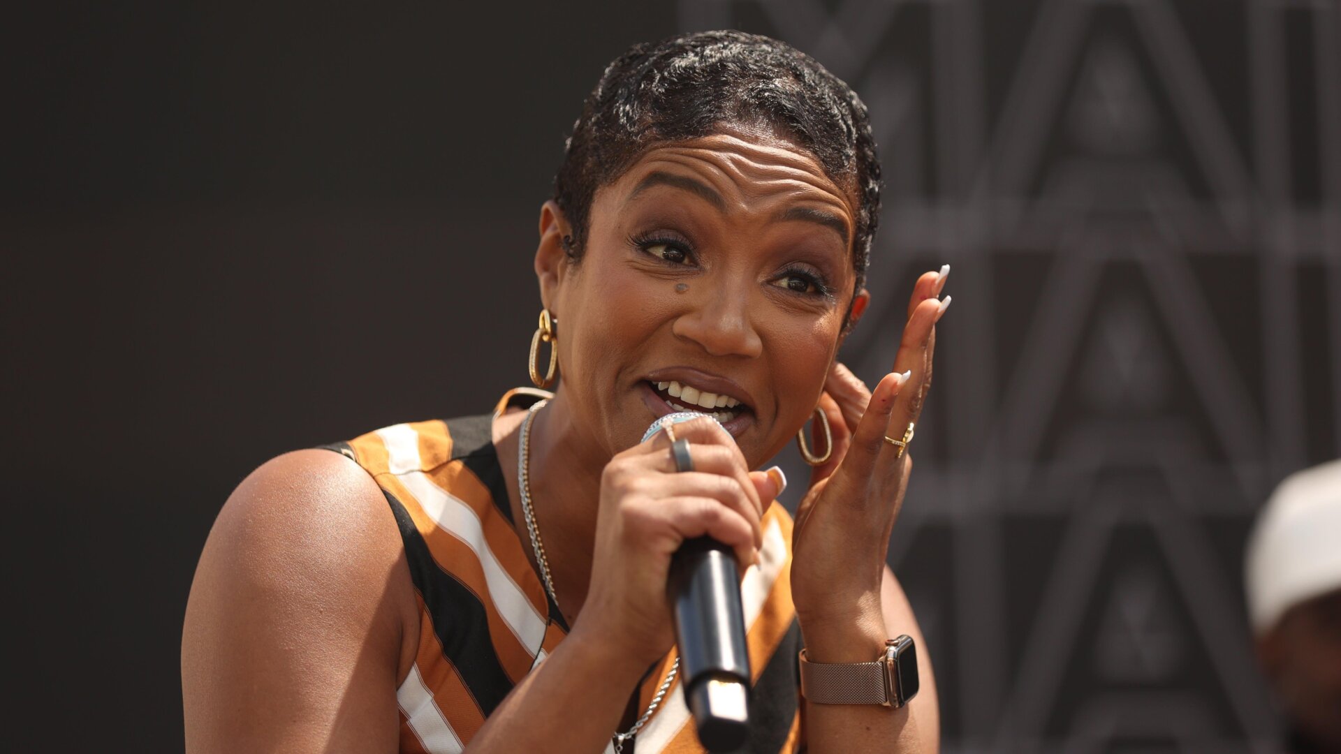 Tiffany Haddish singt Whitney Houston nach ihrem Panel während des LA Times Book Festival auf dem USC-Campus am Sonntag, 21. April 2024, in Los Angeles, Kalifornien.