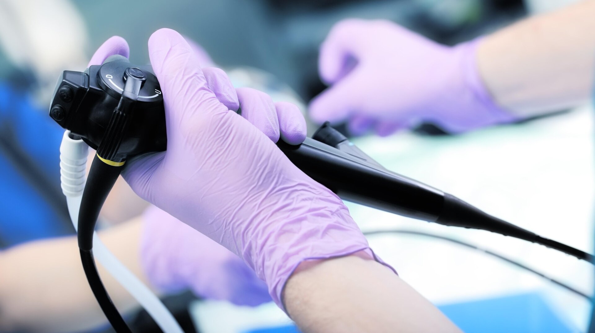 Ein Arzt hält ein für die Endoskopie verwendetes Instrument.