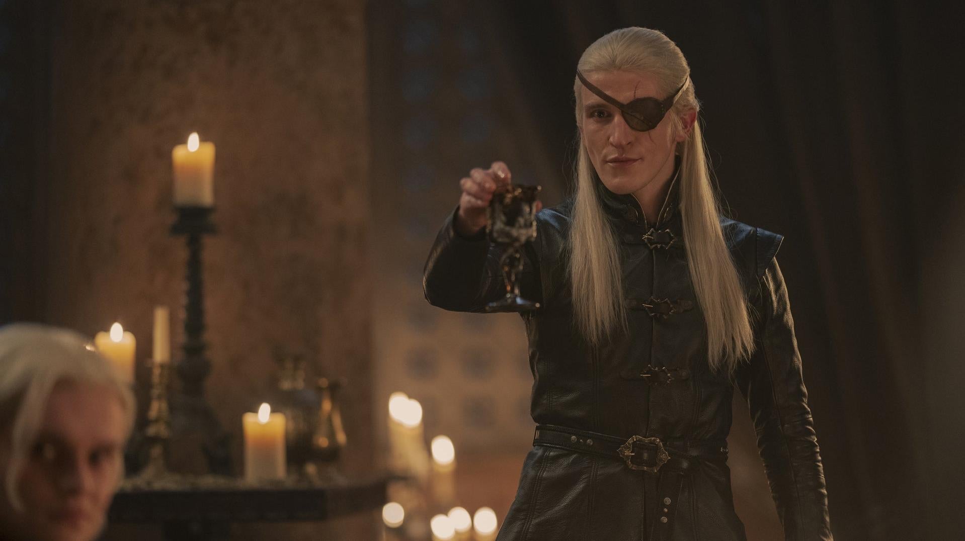 Ewan Mitchell als Prinz Aemond Targaryen, der in der zweiten Staffel eine Menge zu verantworten hat.