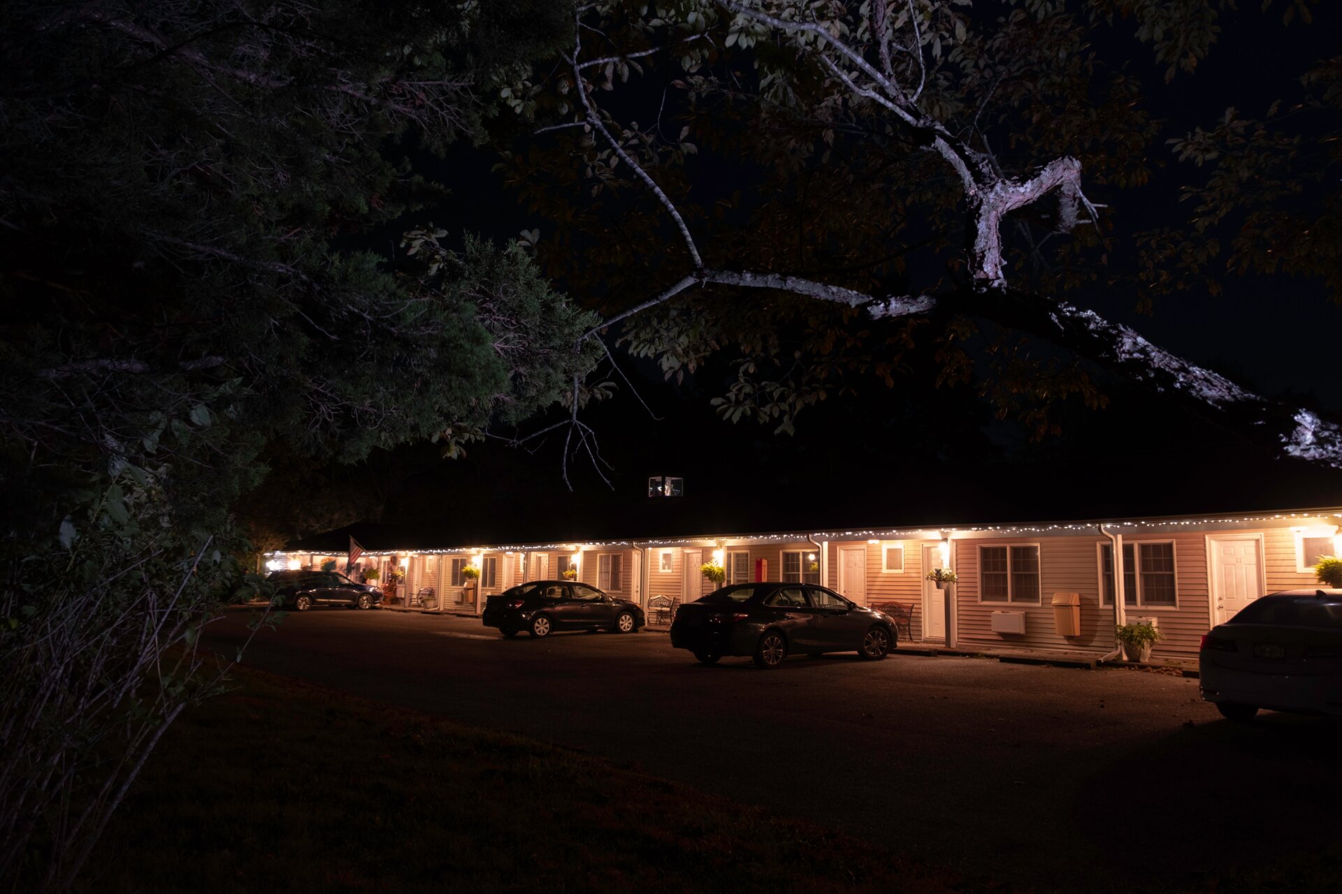 Eine kühle Herbstnacht im Westhampton Seabreeze Motel.