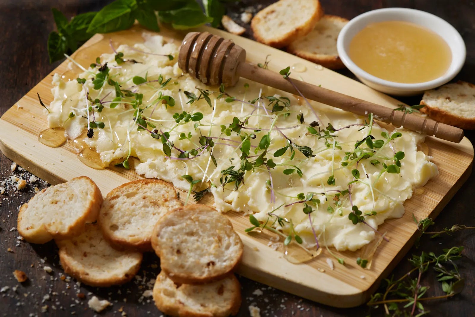 Eine Butterwurstplatte mit frischen Kräutern.