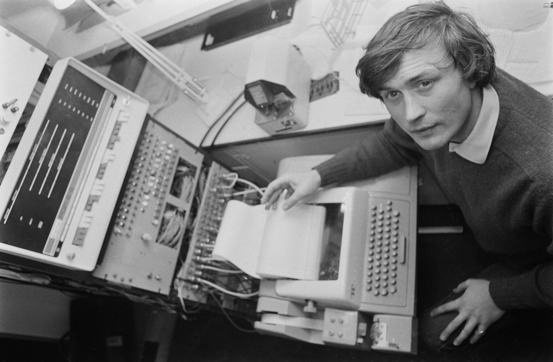 Ein PDP-8-Minicomputer, der vom britischen Ingenieur und Komponisten Peter Zinovieff in den Electronic Music Studios (EMS) in London, Großbritannien, im Januar 1968 bedient wird. 