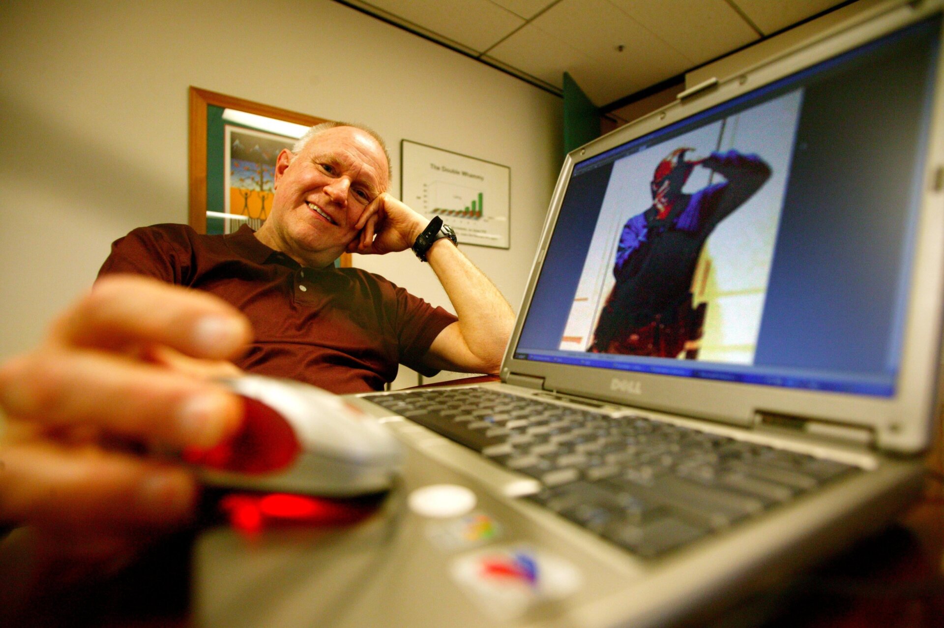 Gordon Bell, leitender Forscher bei Microsoft, zeigt am 6. Juni 2003 ein Selbstporträt auf seinem Laptop. 