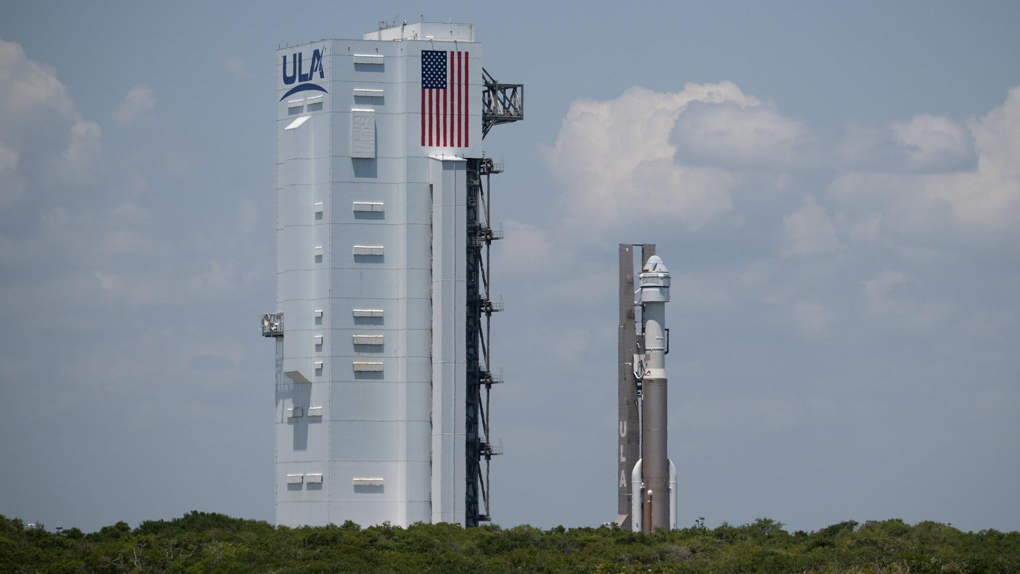 Die Atlas-V-Rakete von ULA wurde zu ihrer Integrationseinrichtung zurückgebracht, um ein Ventil an der Oberstufe der Rakete auszutauschen.