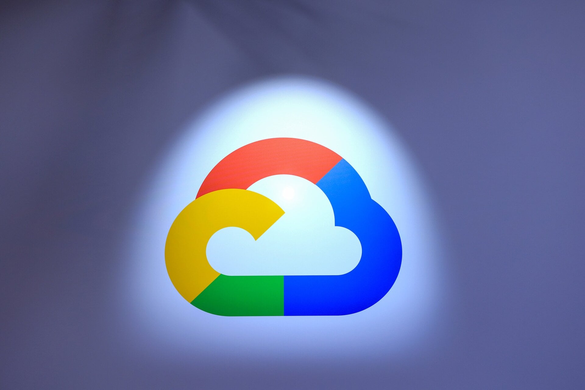 Das Google Cloud -Logo an ihrem Stand auf der Hannover Messe 2024 in Hannover, Deutschland.