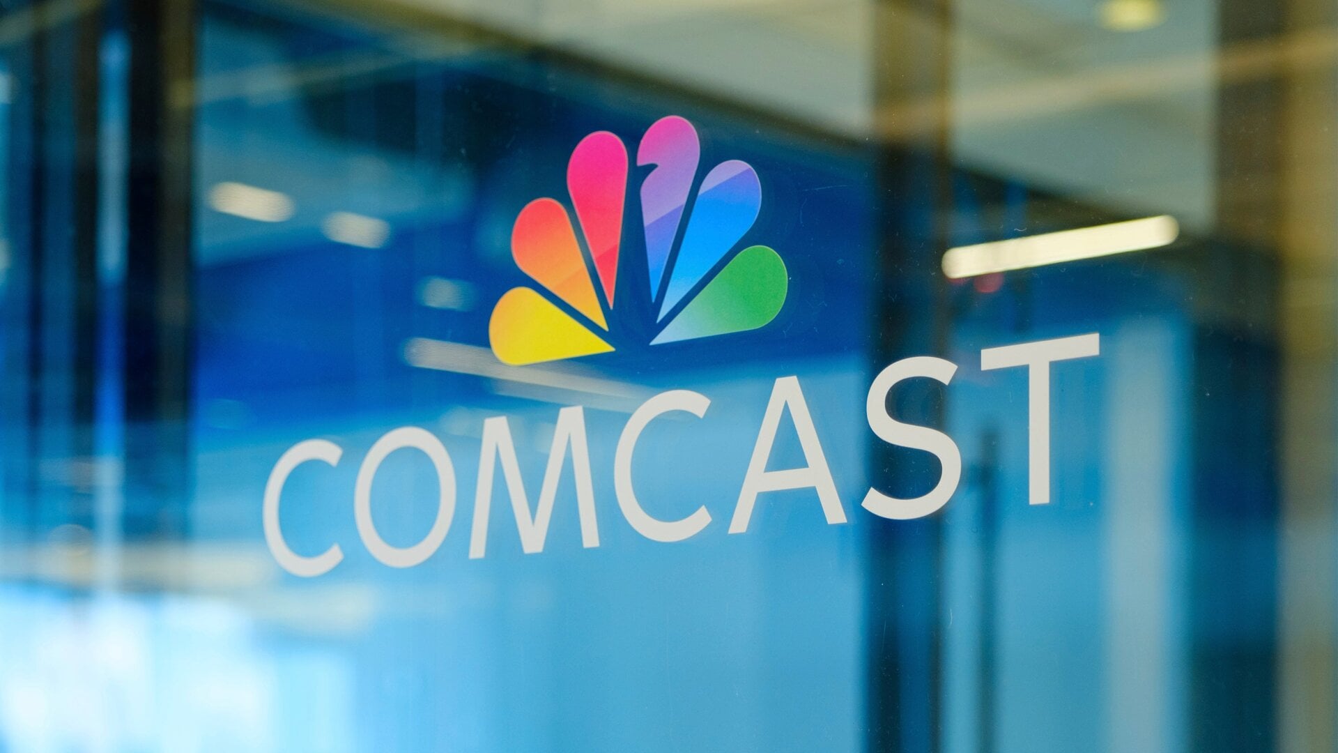 Das Comcast-Logo, wie es am Montag, 15. April 2024, auf dem Comcast Center Campus in Philadelphia zu sehen war.