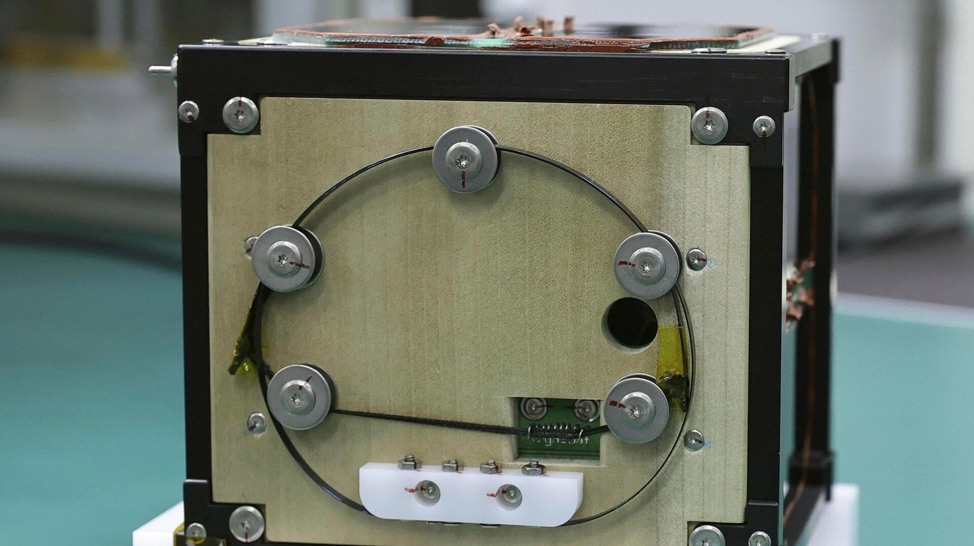 Der Satellit ist ein Würfel mit 10 Zentimetern Kantenlänge und einem Gewicht von knapp über 2 Pfund.