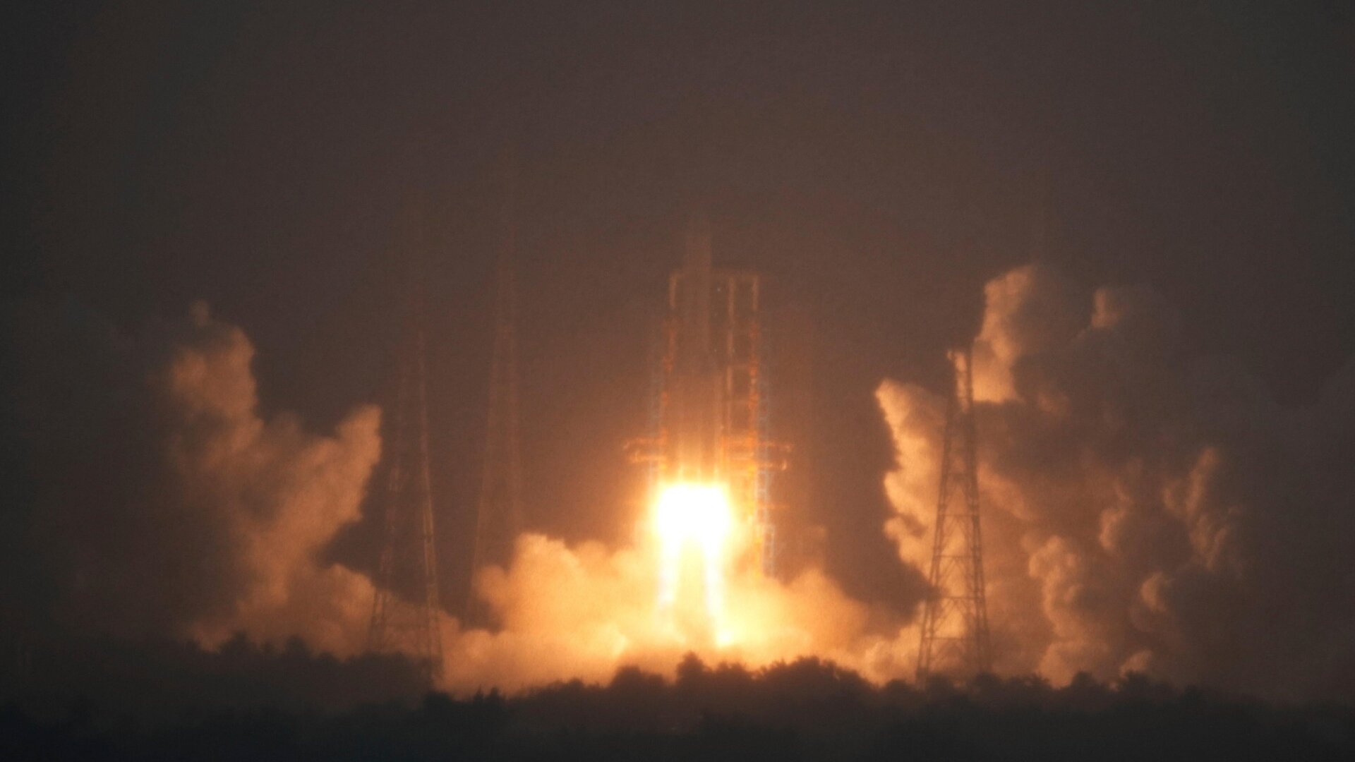 Die Langer Marsch 5, die Chinas Mondmission Chang’e-6 an Bord hat, startet am Freitag, den 3. Mai 2024, vom Satellitenstartzentrum Wenchang in der südchinesischen Provinz Hainan.