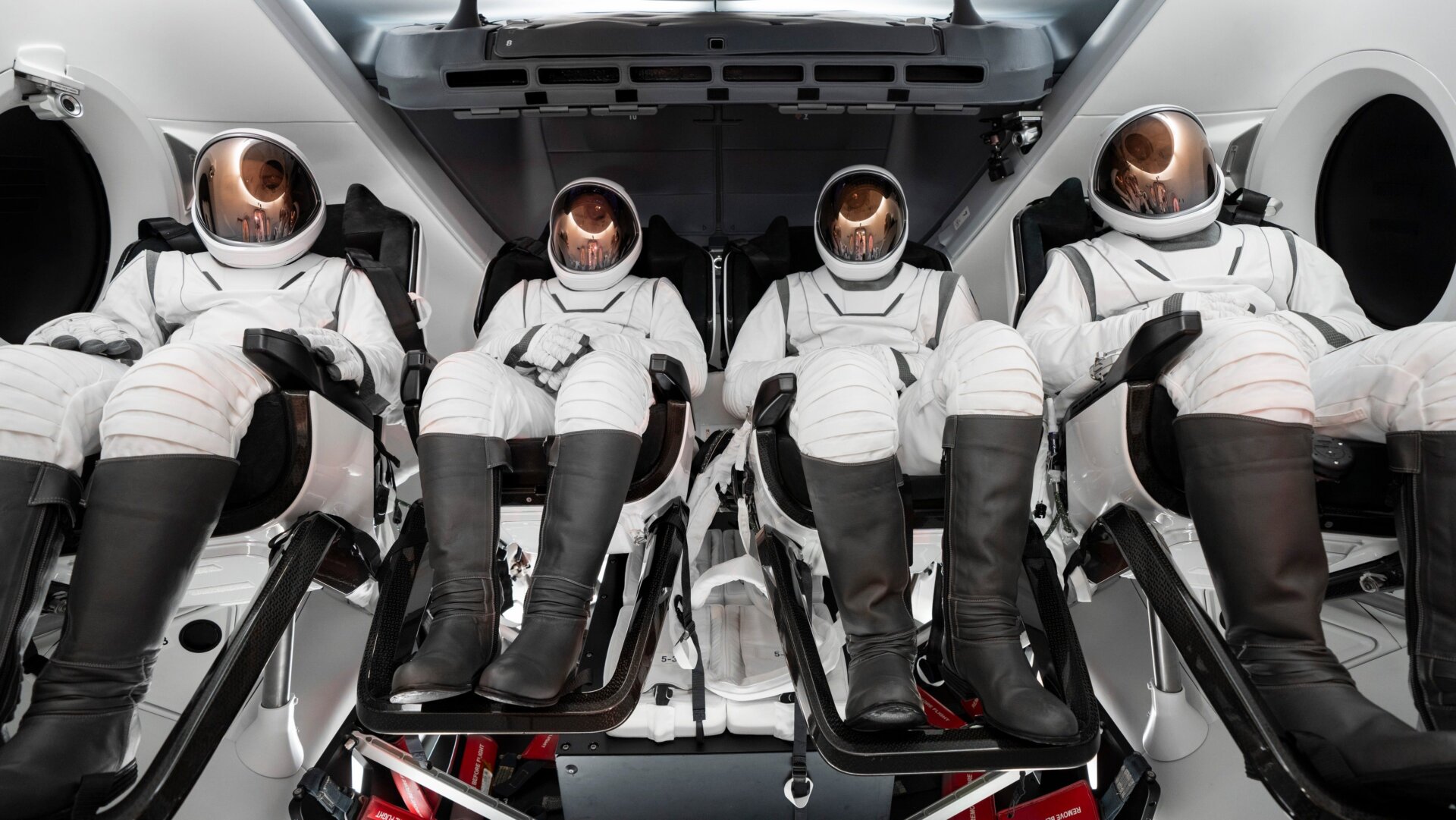 Ein Blick auf die Astronauten im Inneren der Crew Dragon von SpaceX.