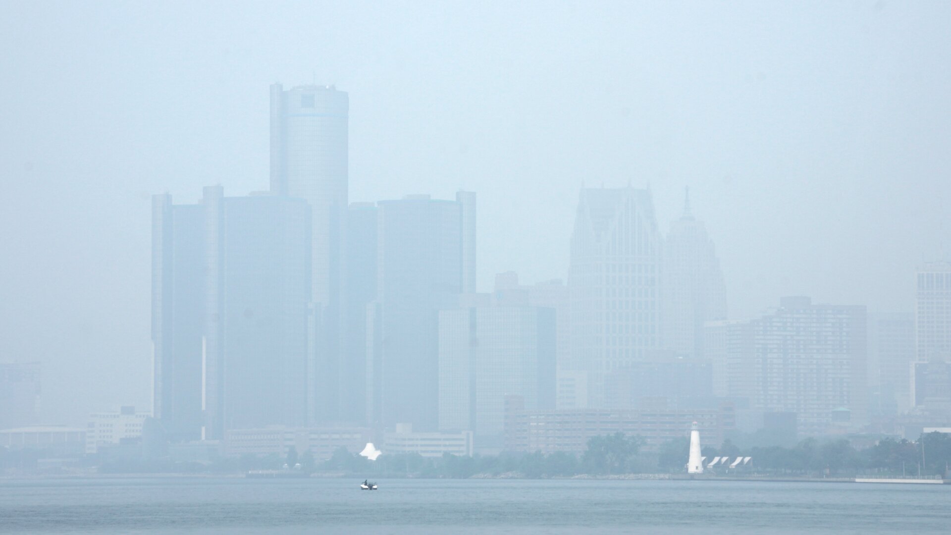 Rauch füllt den Himmel und beeinträchtigt die Sicht am 28. Juni 2023 in Detroit, Michigan.