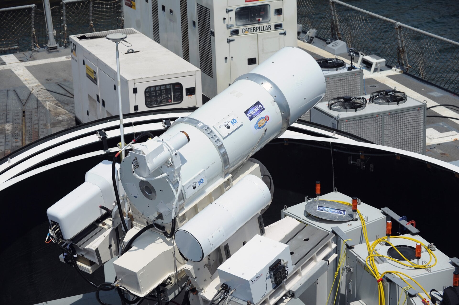 Das Laser Weapon System (LaWS) wurde 2012 an Bord des Lenkwaffenzerstörers USS Dewey (DDG 105) in San Diego, Kalifornien als  Technologiedemonstrator installiert, der vom Naval Sea Systems Command aus kommerziellen Faser-Festkörperlasern gebaut wurde, unter  Einsatz von Kombinationsmethoden die am Naval Research Laboratory entwickelt wurden.