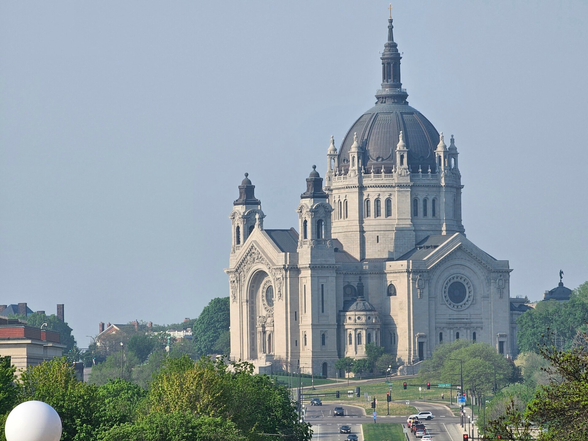 Ein Rauchdunst von kanadischen Waldbränden hängt am 13. Mai 2024 über der Innenstadt von St. Paul, Minnesota.