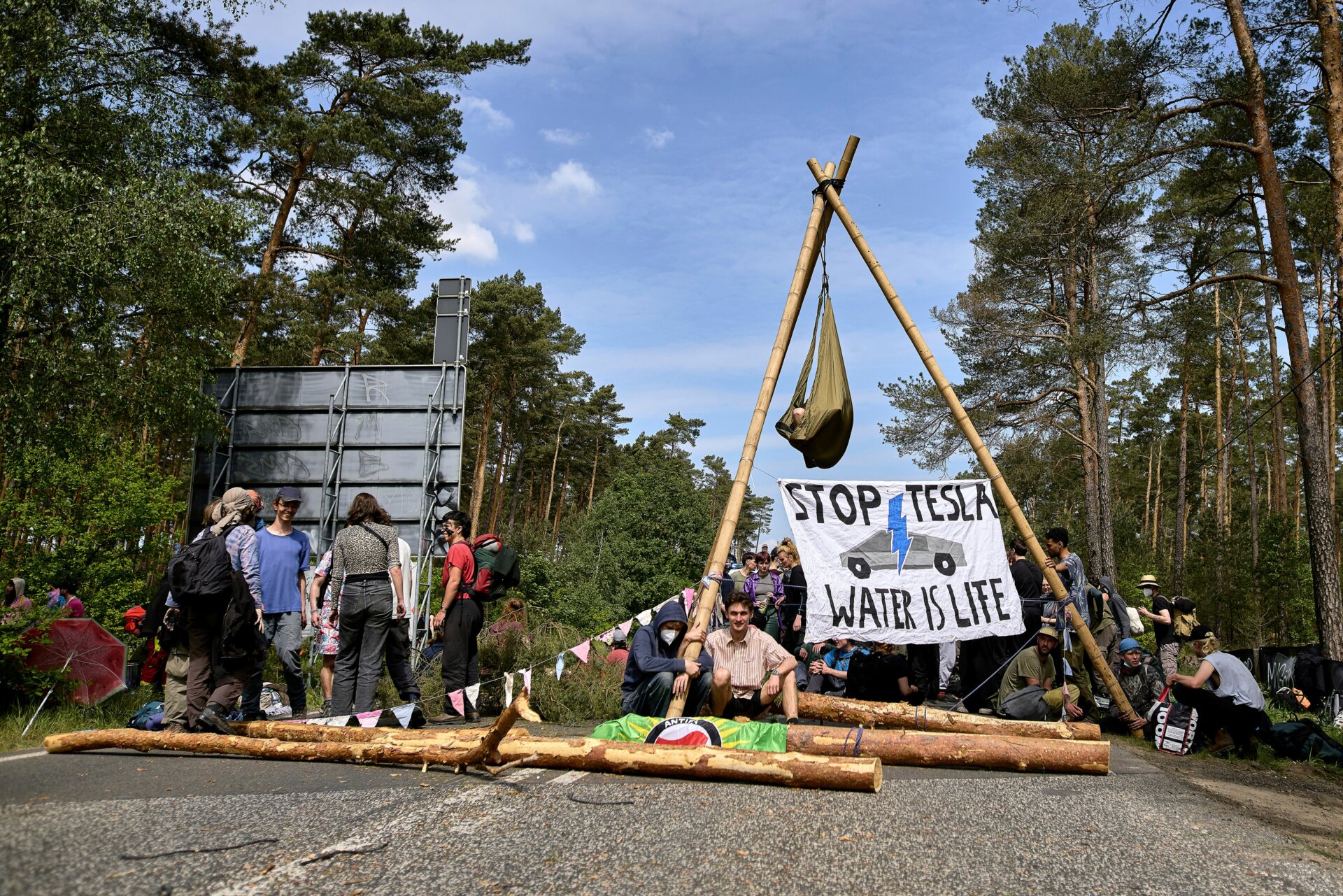 Aktivisten blockieren während eines Protests gegen Tesla am 10. Mai 2024 eine Straße.
