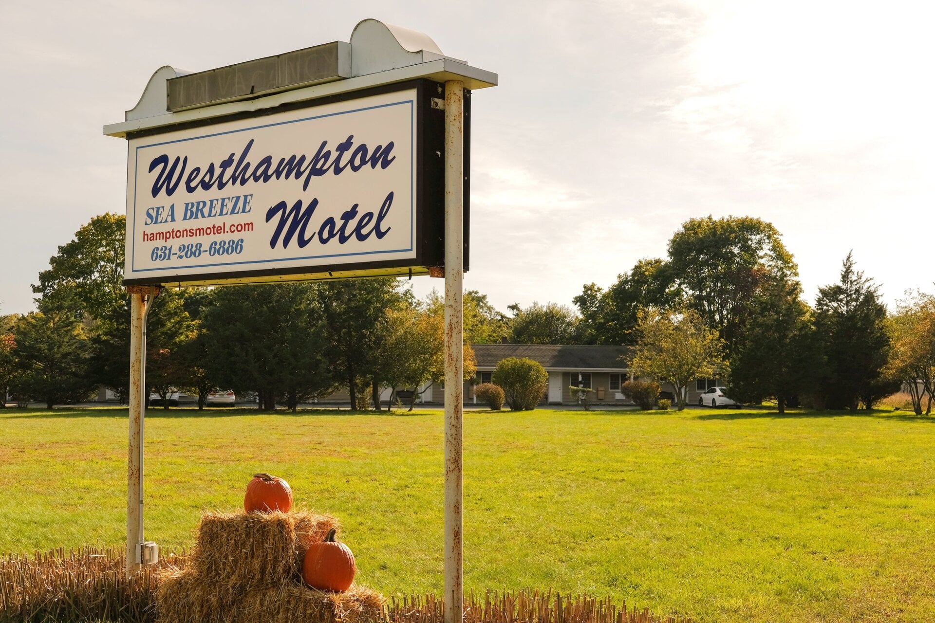 Ein Blick auf das Westhampton Seabreeze Motel vom Montauk Highway. 