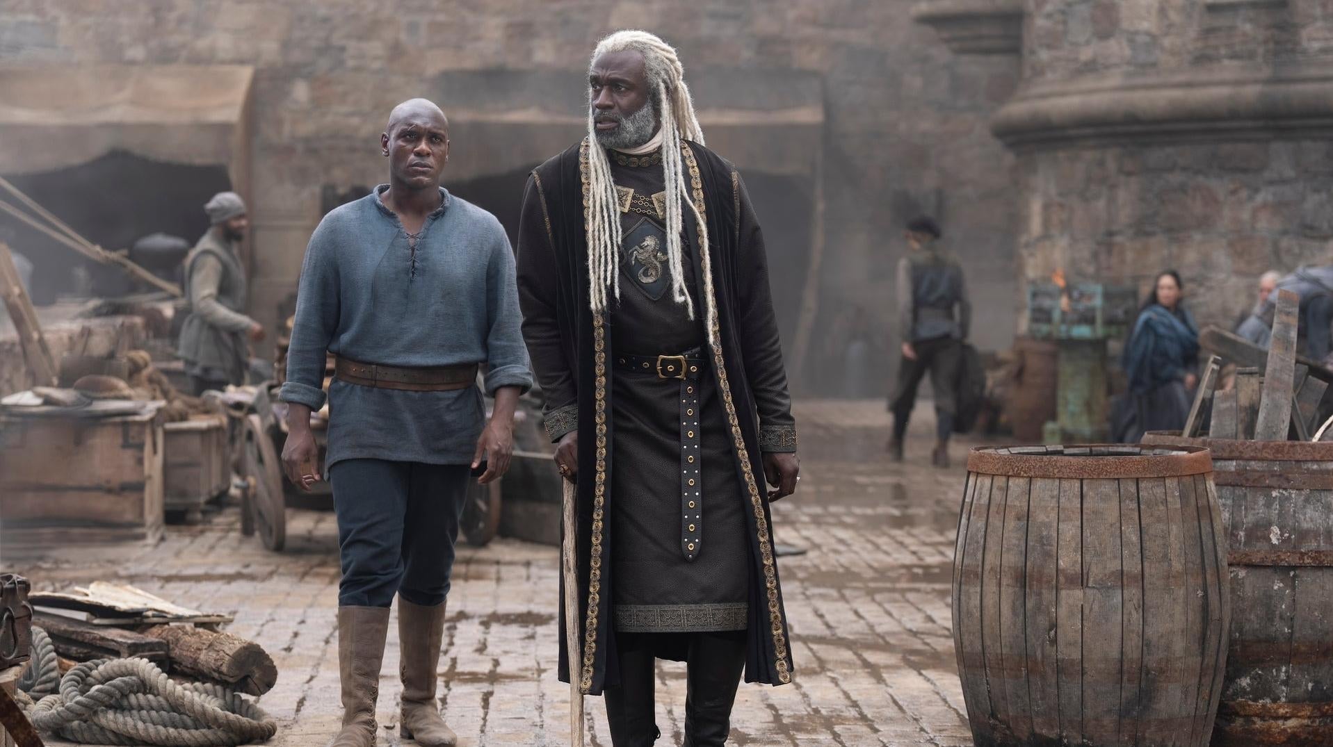 Alyn of Hull (Abukakar Salim) und Lord Corlys Velaryon (Steve Toussaint) auf Haus des Drachen.