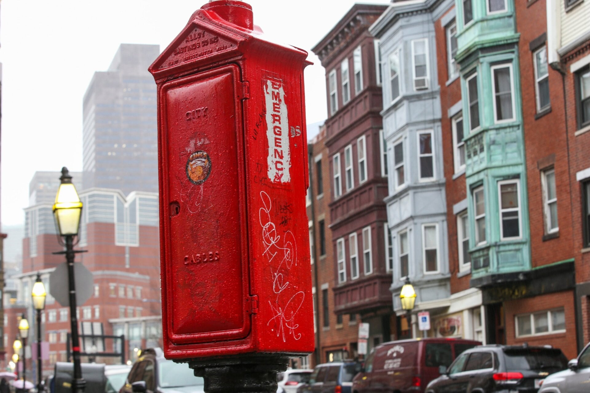 Archivfoto einer FireBox in Boston, die die örtliche Feuerwehr den Menschen angewiesen hat, im Notfall zu benutzen, seit im ganzen Staat die Notrufnummer 911 ausgefallen ist.