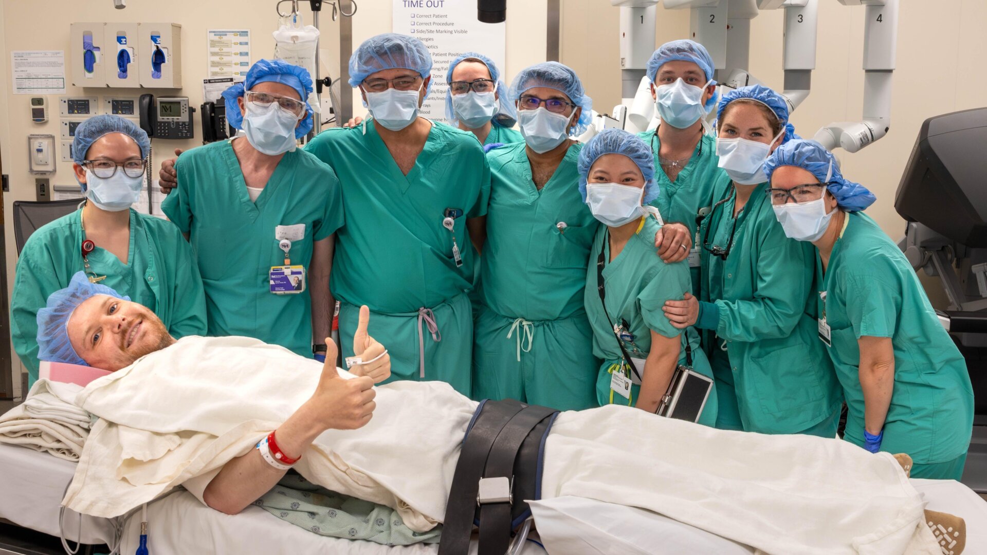 John Nicholas mit seinem Transplantationsteam im Operationssaal.