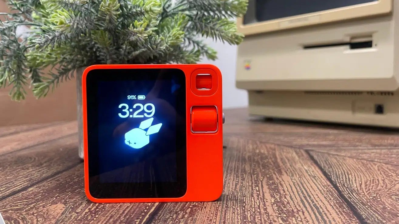 Das Gehäuse des Rabbit R1 wurde von Teenage Engineering in einem wahrhaft minimalistischen Design entworfen. Einer Gruppe von Hackern zufolge war auch die Sicherheit des Geräts minimal.