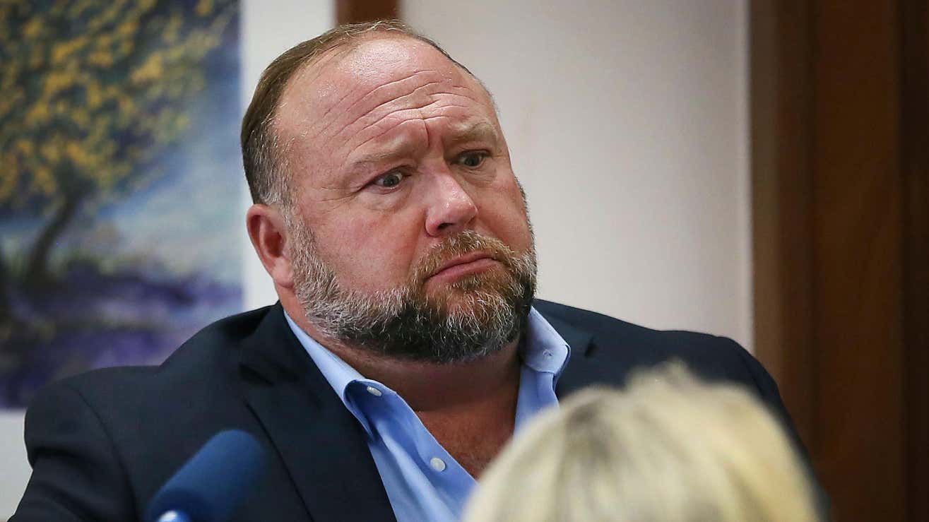Archivfoto von Alex Jones bei seiner Aussage in Austin, Texas im Jahr 2022.