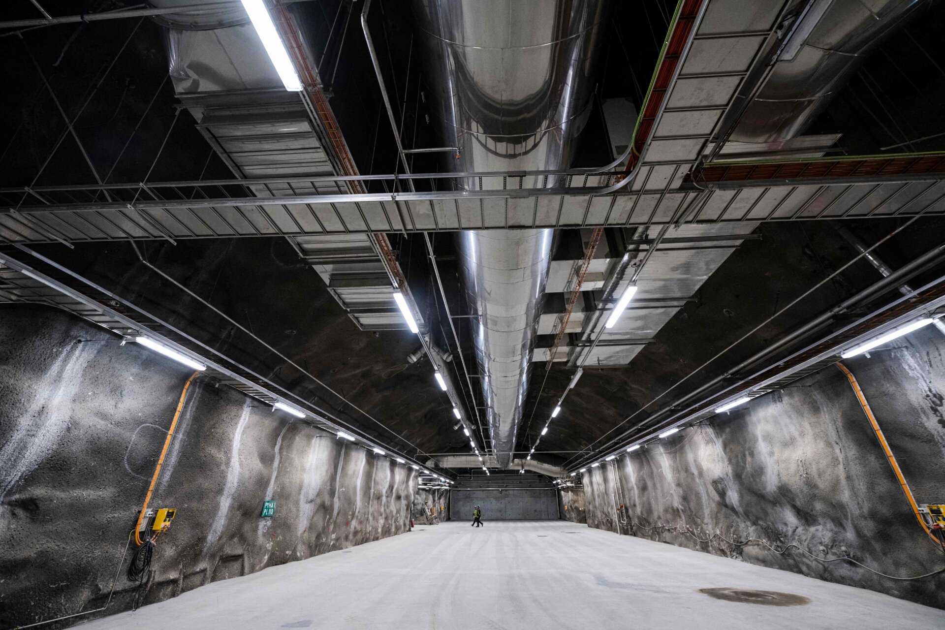 Arbeiter betreten am 2. Mai 2023 das Endlager in Onkalo, einer unterirdischen Anlage zur Tiefenlagerung, die zur sicheren Lagerung von Atommüll konzipiert ist, auf der Insel Eurajoki im Westen Finnlands.