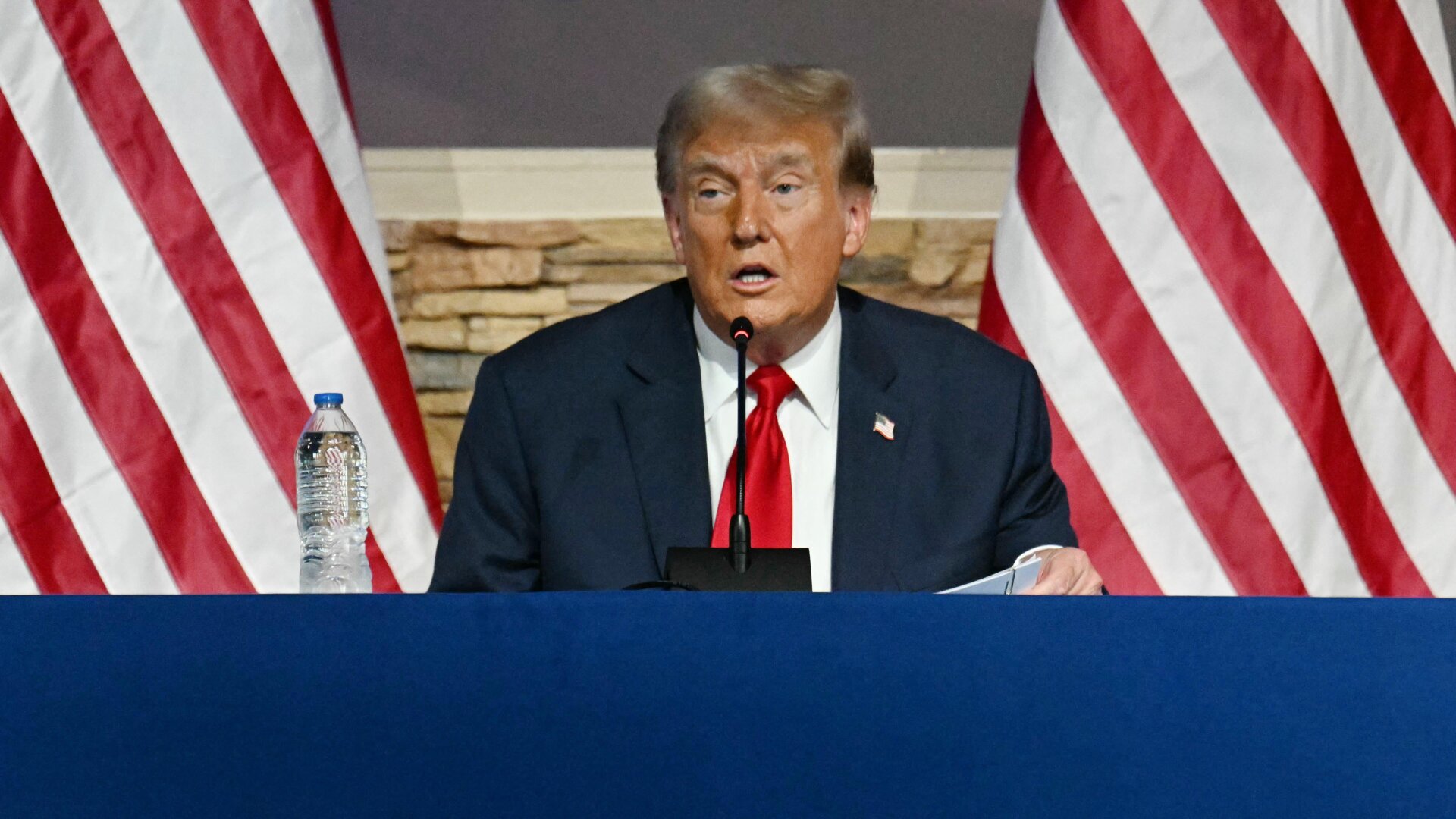 Donald Trump nimmt am 15. Juni 2024 an einer Community-Diskussion in der 180 Church in Detroit, Michigan, teil.