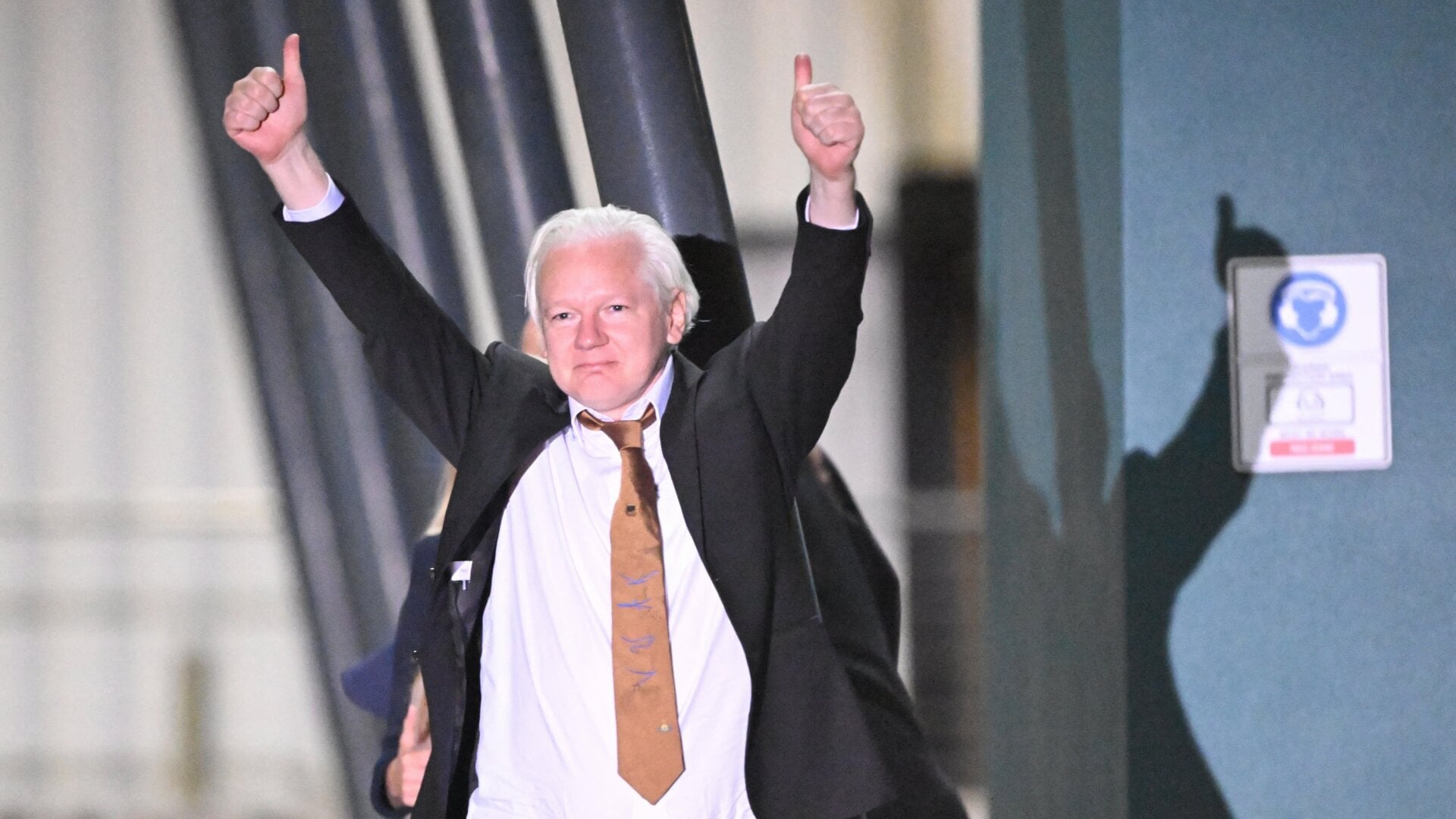 WikiLeaks-Gründer Julian Assange gibt nach seiner Ankunft am 26. Juni 2024 am Flughafen Canberra in Canberra, Australien, seinen Daumen hoch.