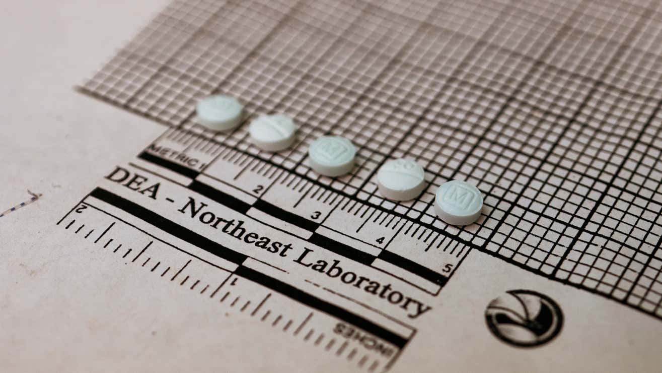 Archivfoto von Tabletten, bei denen es sich vermutlich um Fentanyl handelt, die 2019 im Northeast Regional Laboratory der DEA in New York untersucht wurden.