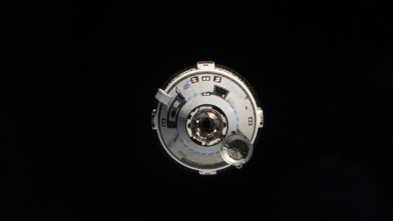 Das Raumschiff Starliner nähert sich der Internationalen Raumstation.