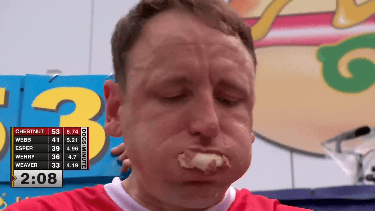 Joey Chestnut bei seinem Sieg beim Nathan’s Famous Hot Dog Eating Contest im Jahr 2023