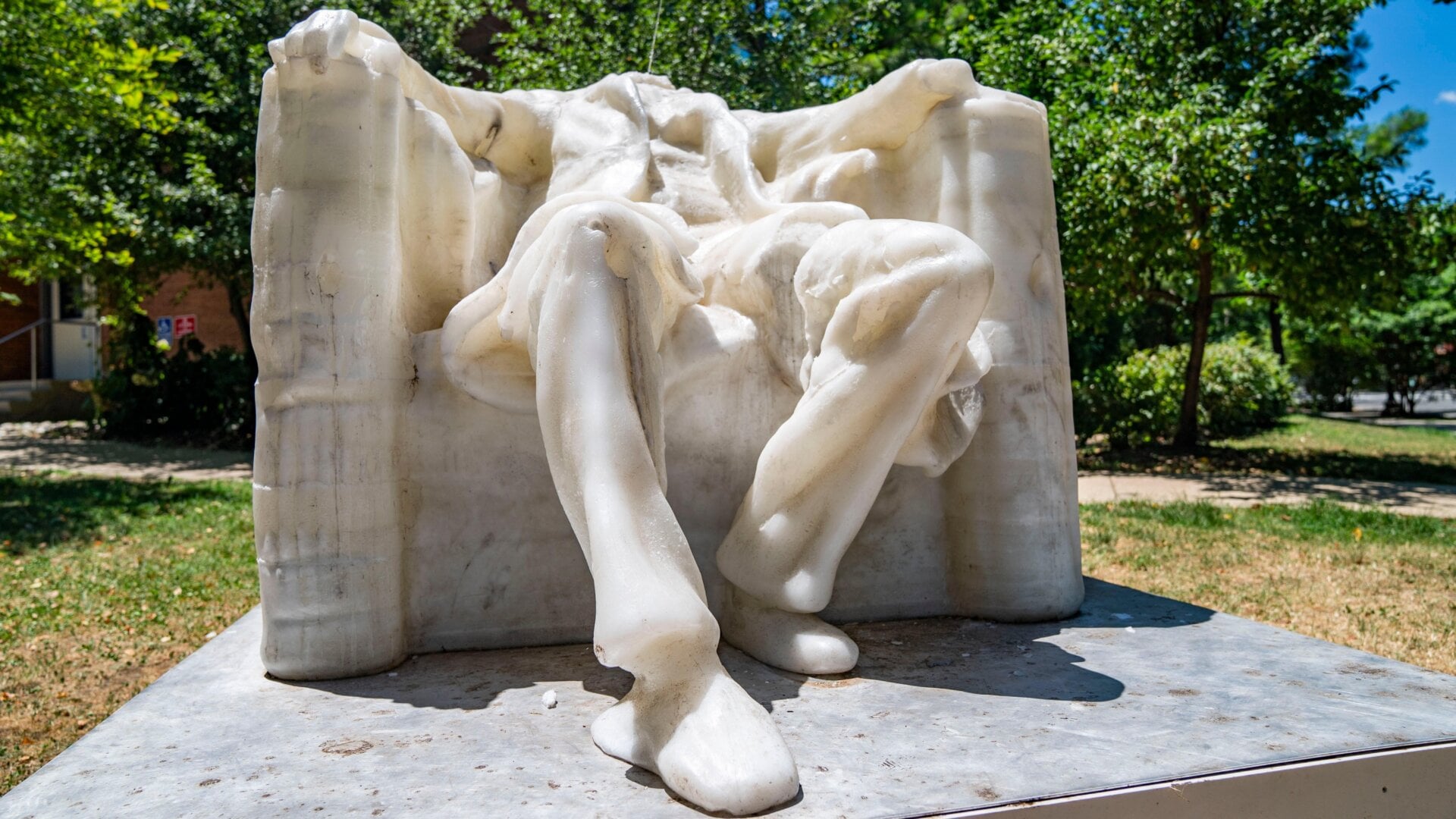 Eine Wachsnachbildung der Lincoln-Gedenkstatue schmilzt während einer Hitzewelle in Washington, D.C., am 24. Juni 2024.