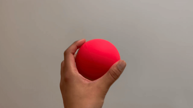 Durch Schütteln des Balls werden Perkussionen erzeugt.