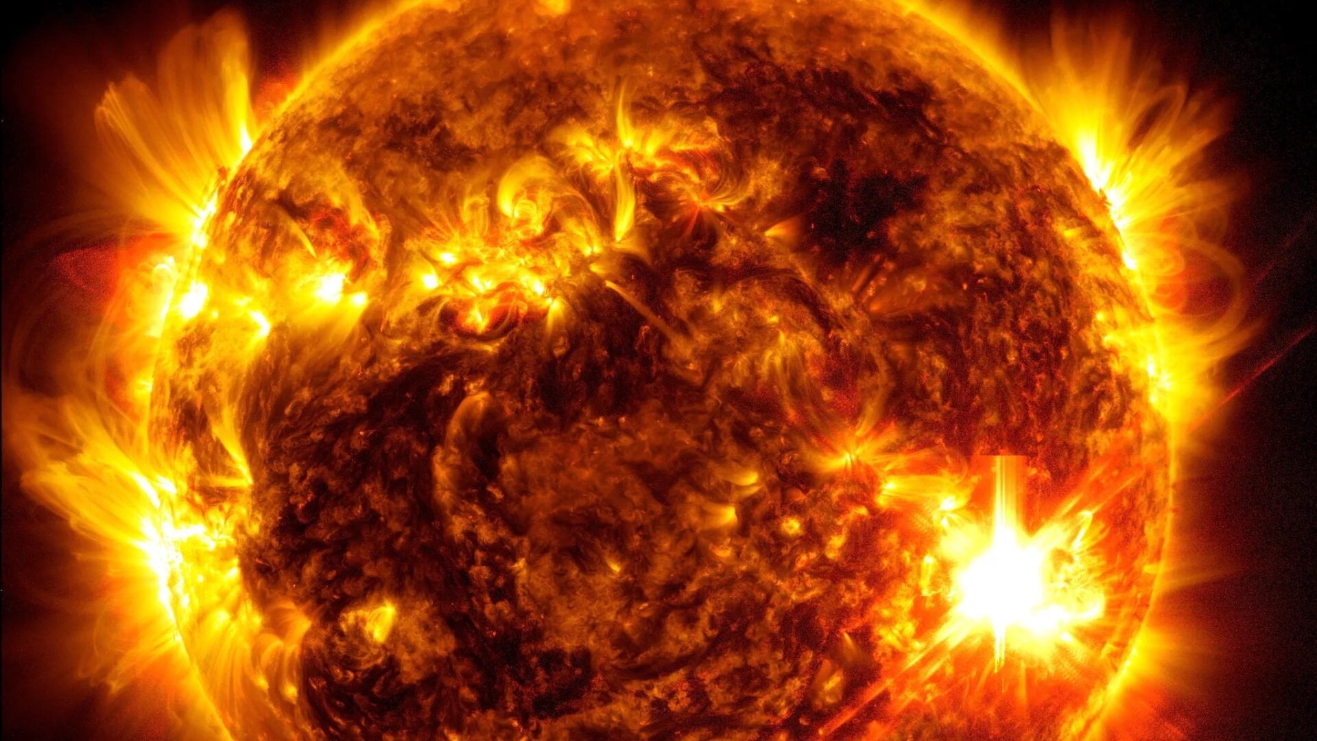Das Solar Dynamics Observatory (SDO) der NASA hat dieses Bild eines Sonneneruptions der Stärke X5.8 aufgenommen, der am 10. Mai 2024 um 21:23 Uhr ET seinen Höhepunkt erreichte. Es handelt sich um den hellen Blitz unten rechts in der Sonne.