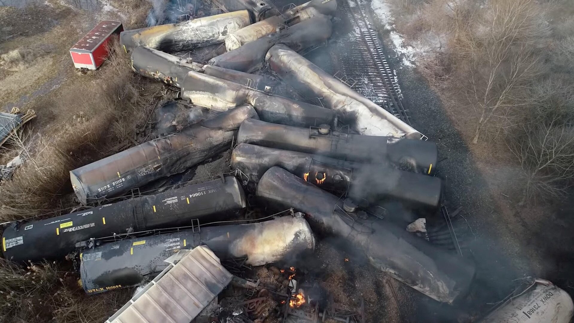 In diesem NTSB-Video zeichnen Drohnenaufnahmen die Zugentgleisung in East Palestine, Ohio, am 6. Februar 2023 auf.
