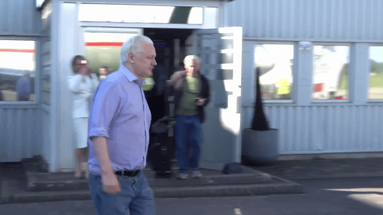 Julian Assange ist in einem von WikiLeaks veröffentlichten Video zu sehen, das zeigt, wie er am Montag Großbritannien mit dem Flugzeug verlässt.