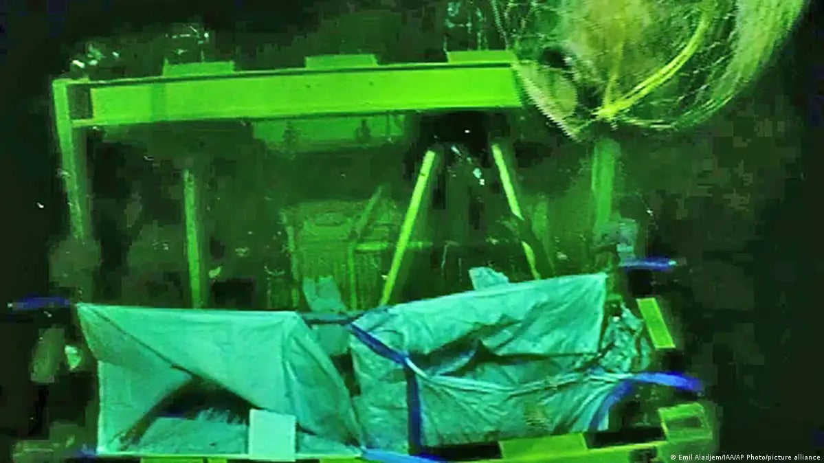 Ein Glas (oben rechts) wird von einem ROV von der Wrackstelle geborgen.