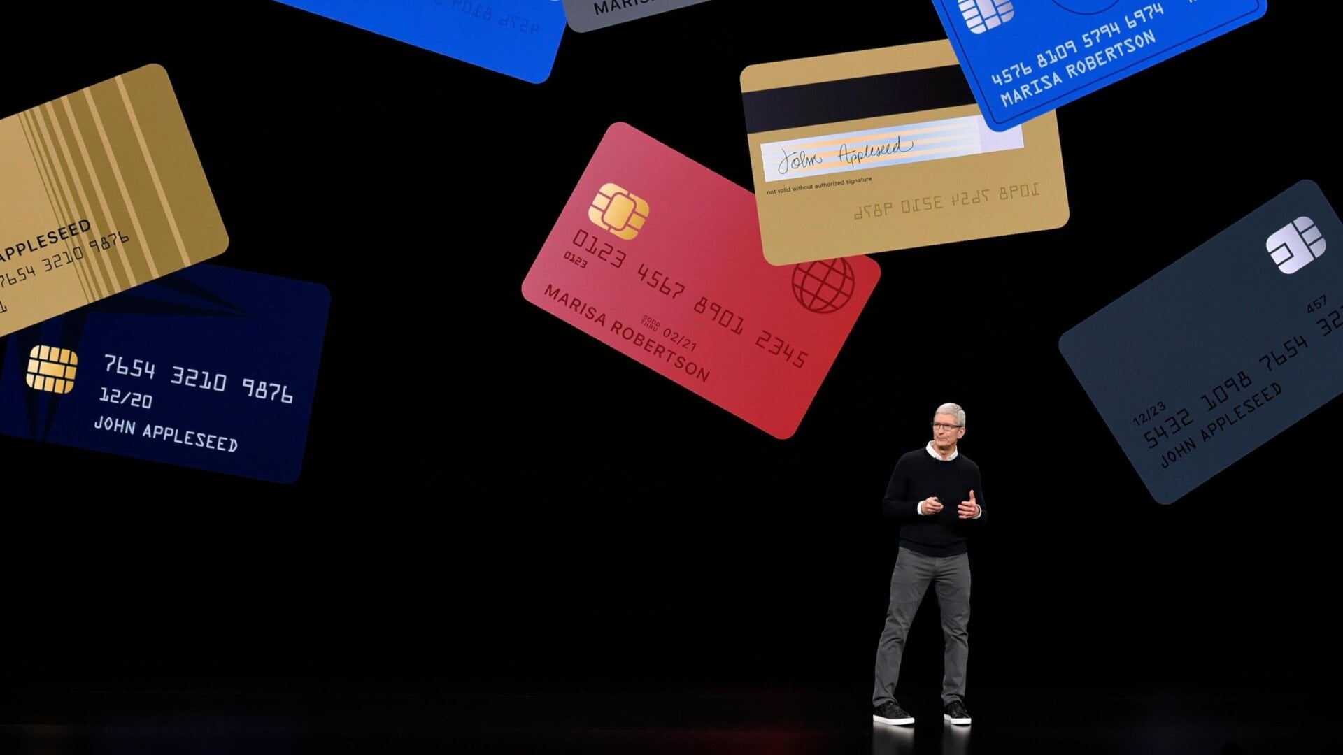Tim Cook stellt auf der Bühne Apples Offensive im Bankenbereich vor.