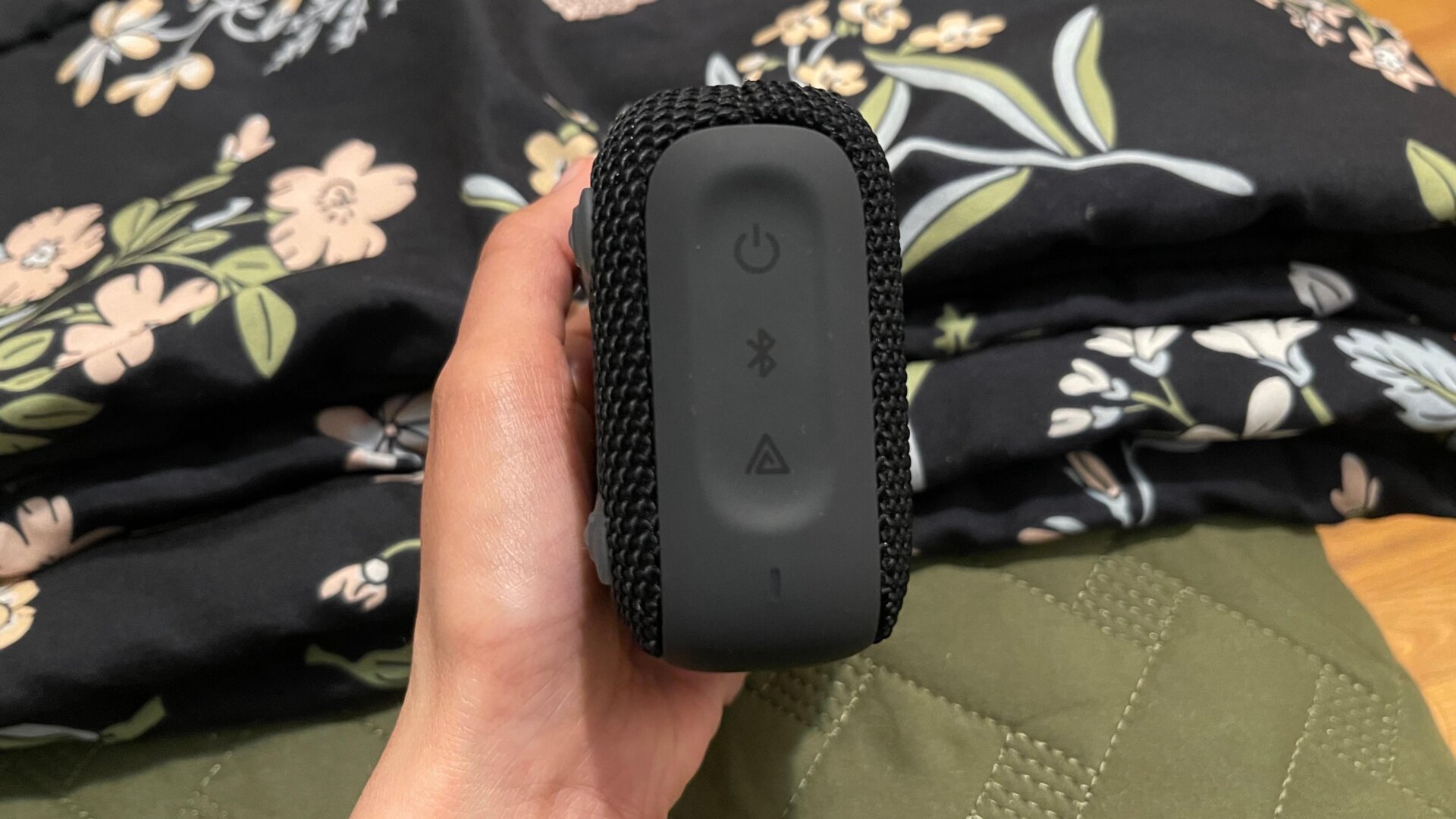 Der dreieckige Spiralknopf ist für die Auracast-Verbindung.