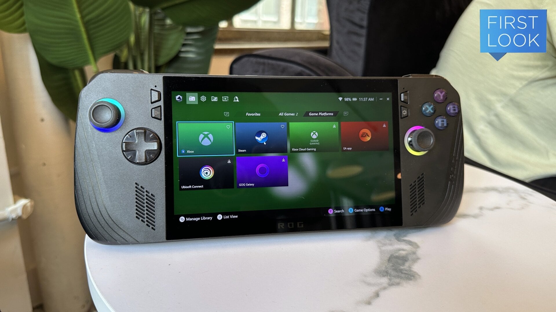 Das ROG Ally X ist nur in Schwarz erhältlich im Vergleich zur weißen Farbe des Original-Ally, aber es ist insgesamt auch ein viel komfortableres Gerät.