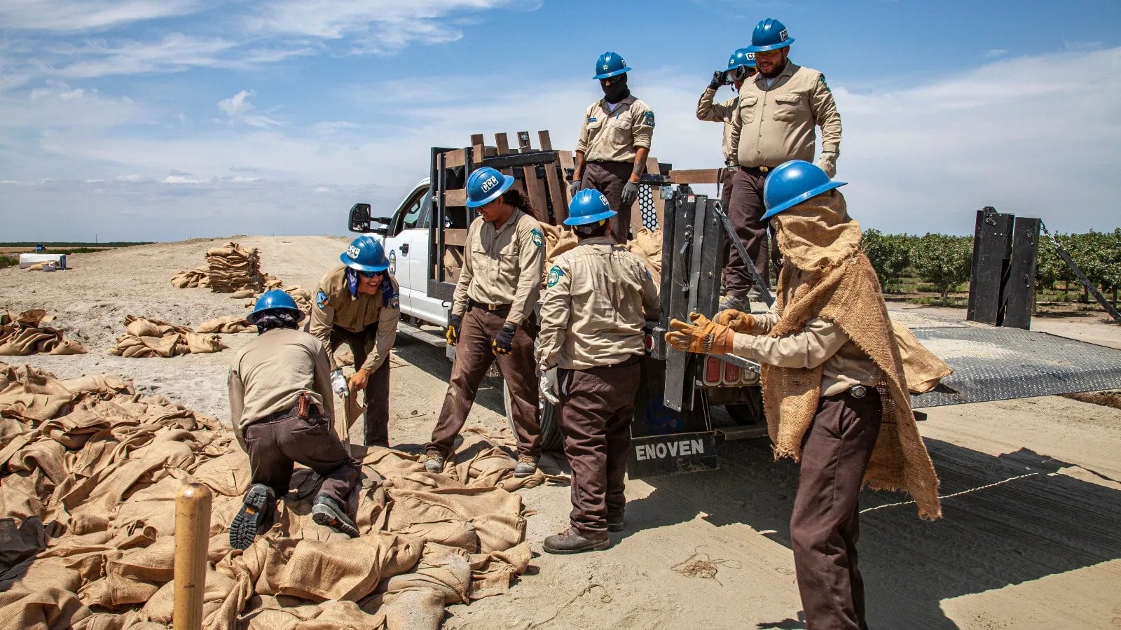 Mitglieder des California Conservation Corps, das offene Stellen beim American Climate Corps hat, bauen 2023 einen Deich am kalifornischen Tulare Lake.