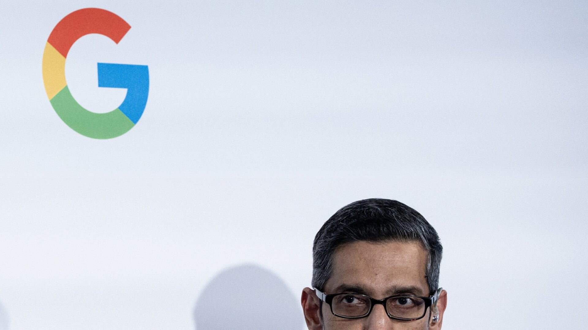 Alphabet Inc. und Google-CEO Sundar Pichai spricht während der Einweihung eines Google Künstlicher Intelligenz (KI)-Hubs in Paris am 15. Februar 2024.