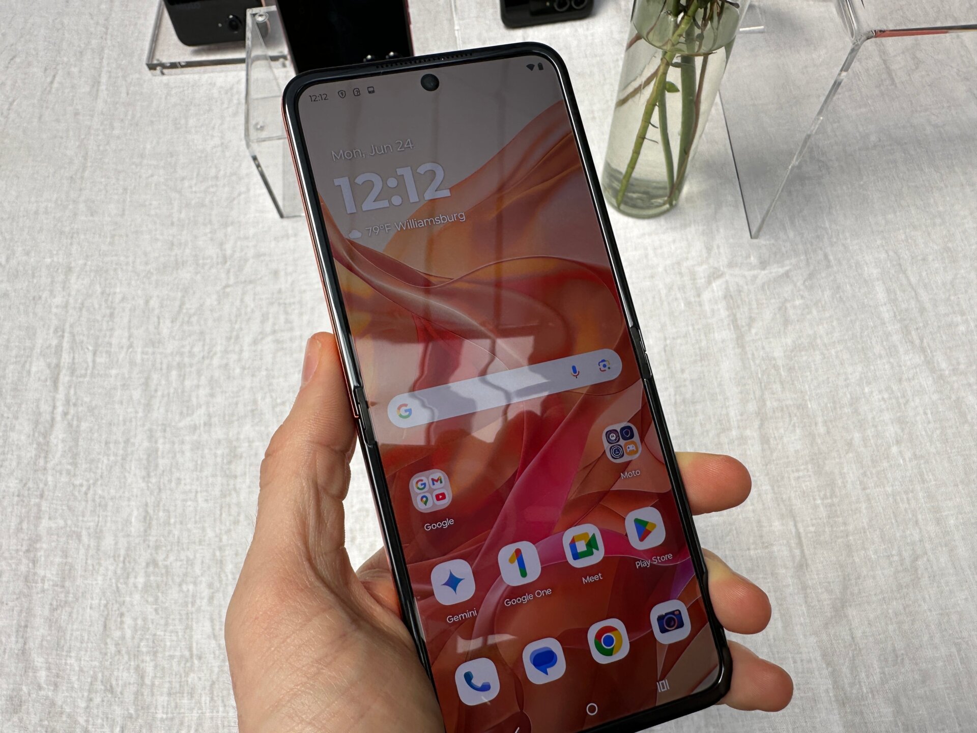 Die Falte fängt das Licht immer noch in seltsamen Winkeln ein.