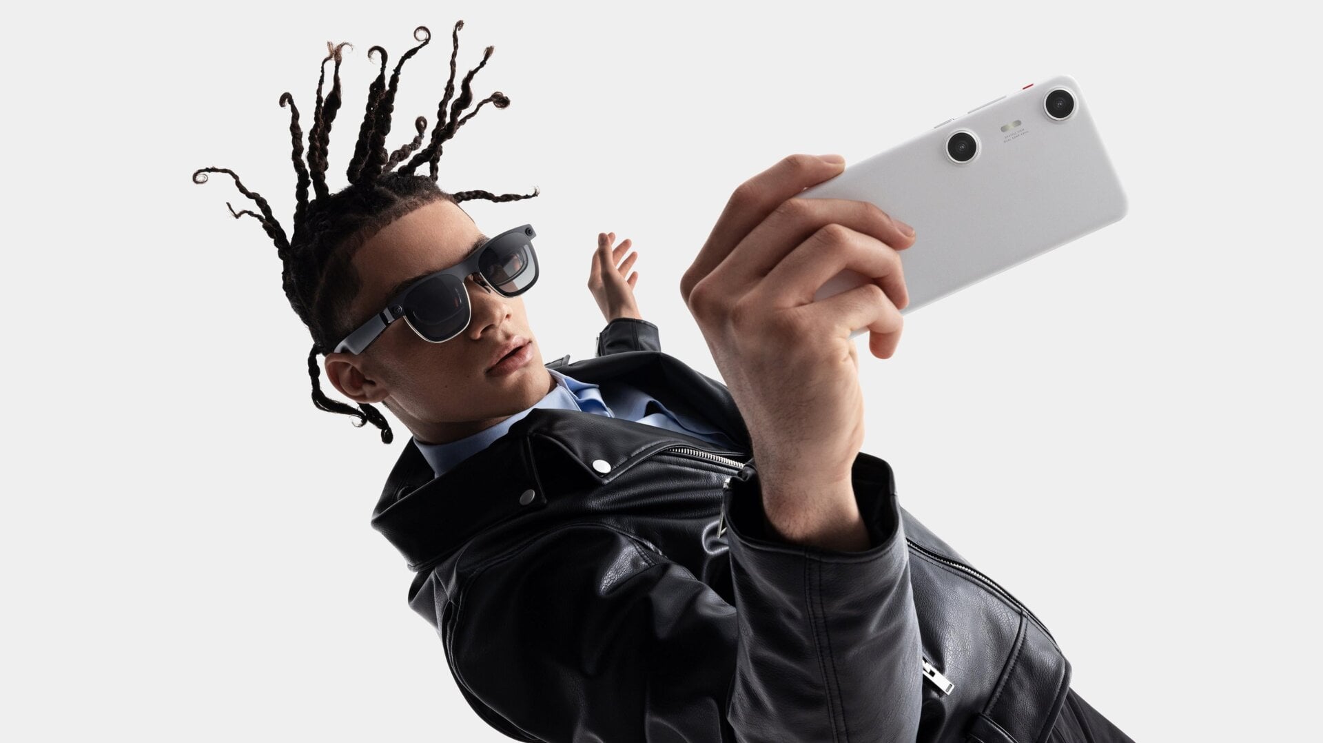 Ob Sie es glauben oder nicht, wir stellen uns diesen Menschentyp vor, der mit einer AR-Brille und einem anderen Gerät als einem Telefon für AR-Streaming herumläuft.